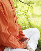 Practicando pranayama en padmasana